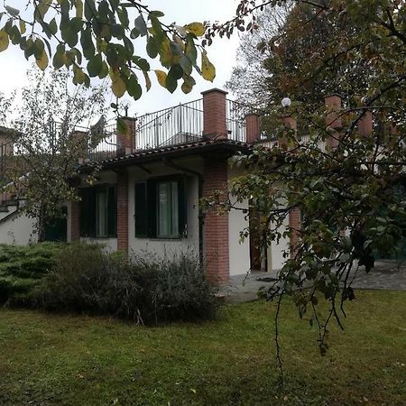 Al Vecchio Pero, Con Ampio Giardino Privato Villa La Morra Exteriör bild